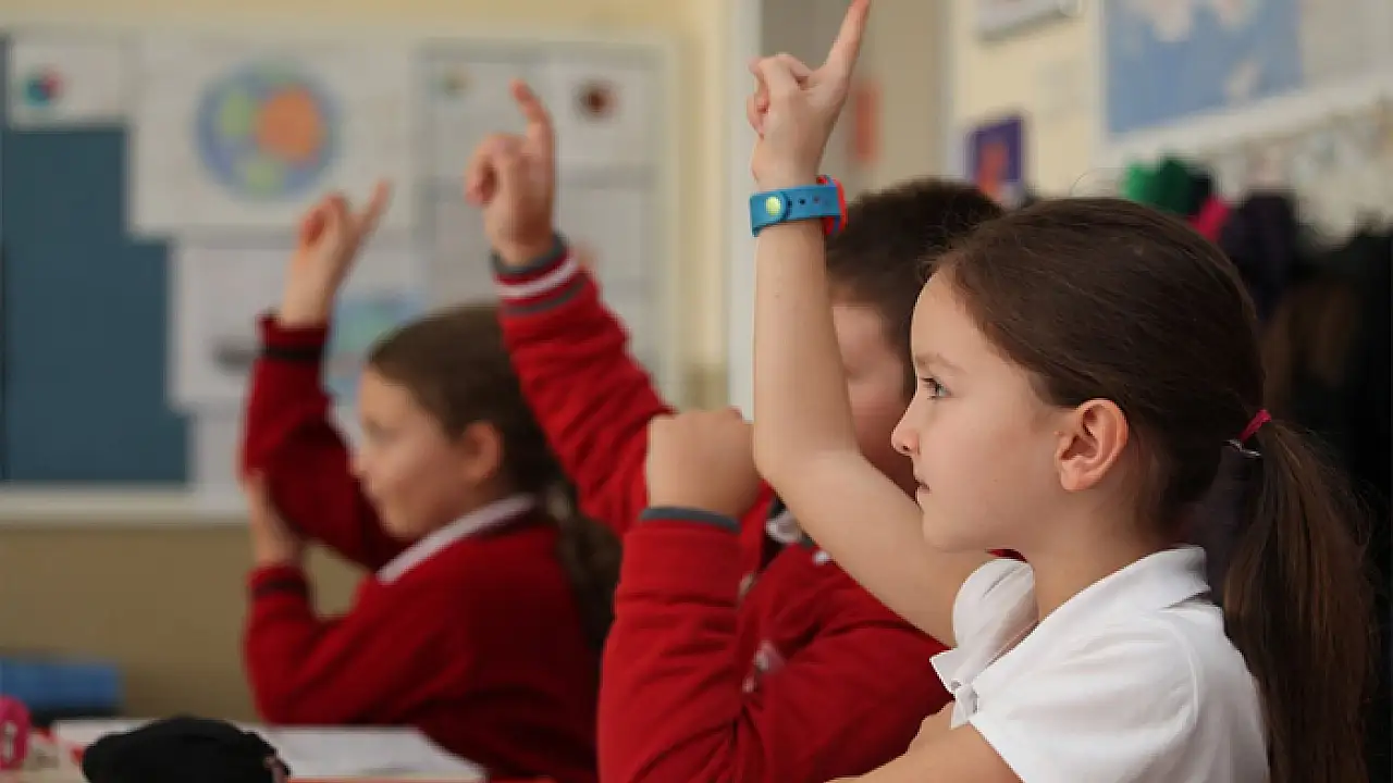 MEB Kararnamesi Resmi Gazete’de: Öğrenci kılık kıyafetlerinde değişiklik! Resmi Gazete‘de yayımlanan karar ile birlikte; ilkokul, ortaokul ve liselerde