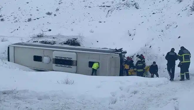 Erzincan-Sivas kara yolunun Sakaltutan mevkisinde bir yolcu otobüsü şarampole devrildi.