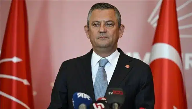 CHP’de olağanüstü asgari ücret toplantısı Genel Merkez’de gerçekleşen toplantıya Genel Başkan Özgür Özel başkanlık ediyor.