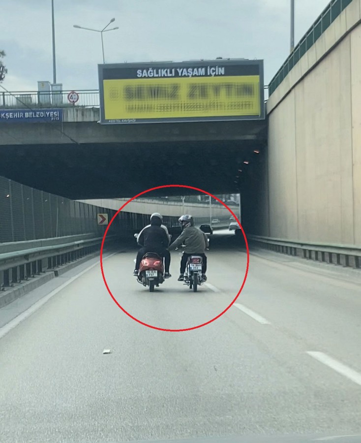 Bursa’da iki motosikletli, sohbet ederek karayolunda ilerledi! Bursa-Ankara karayolunda Kestel ilçesinden Bursa yönüne giden iki motosikletin sürücüsü,
