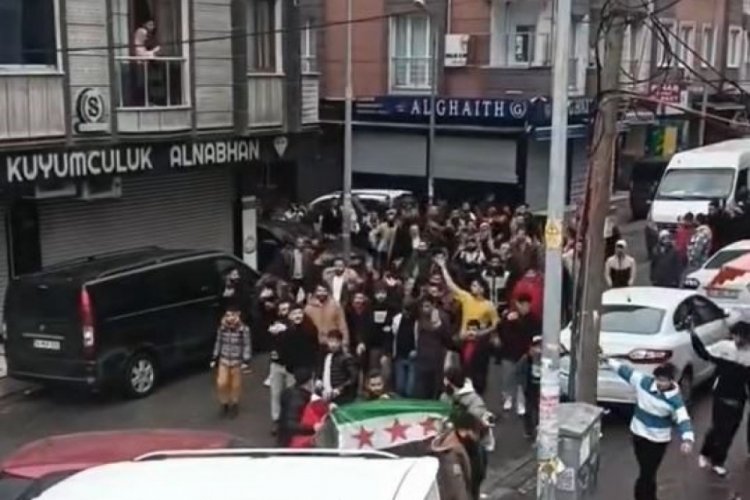 İstanbul’da Suriyeli mülteciler kutlama yapıyor! Suriye‘de muhaliflerin Şam‘ı ele geçirmesinin ardından İstanbul’da bulunan Suriyeliler kutlamalar