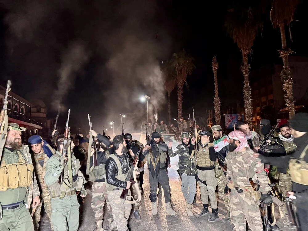 Suriye’deki rejim çöktü: Esad Şam’ı terk etti! Suriye Ordu Komutanlığı Esad rejiminin düştüğünü subaylarına iletti. Suriye Başbakanı
