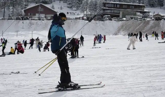 Uludağ’da sezon açıldı, kayak ücretleri belli oldu! Türkiye’de kış ve Kayak turizmlerinin önemli merkezlerinden Uludağ‘da sezon 30