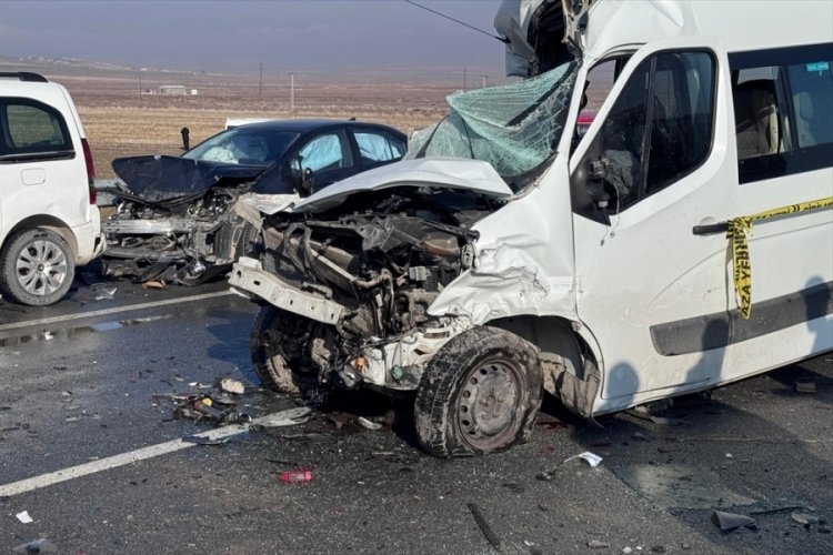 Van’da zincirleme trafik kazasında: 2 ölü 15 yaralı! Yoğun sis ve buzlanmanın etkili olduğu kara yolunun Van-Erciş istikametinde