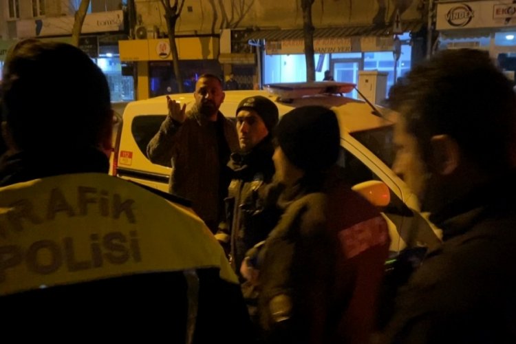 Bursa’da yeni yıla ateş ederek giren şüpheli gözaltına alındı Olay, saat 00.00 sıralarında İnegöl ilçesi Sinanbey Mahallesi Yenişehir Caddesi’nde