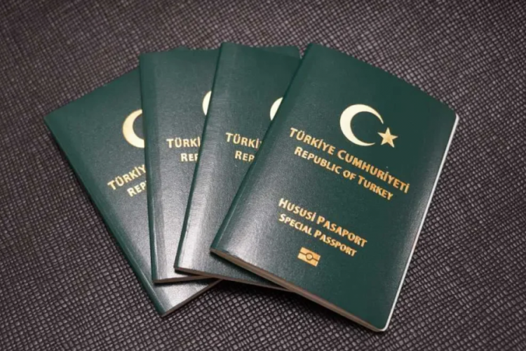 Yeşil pasaport, ETIAS sistemine mi dahil oluyor? ETIAS (Avrupa Seyahat Bilgileri ve Yetkilendirme Sistemi), 2025’te Schengen Bölgesi’ne
