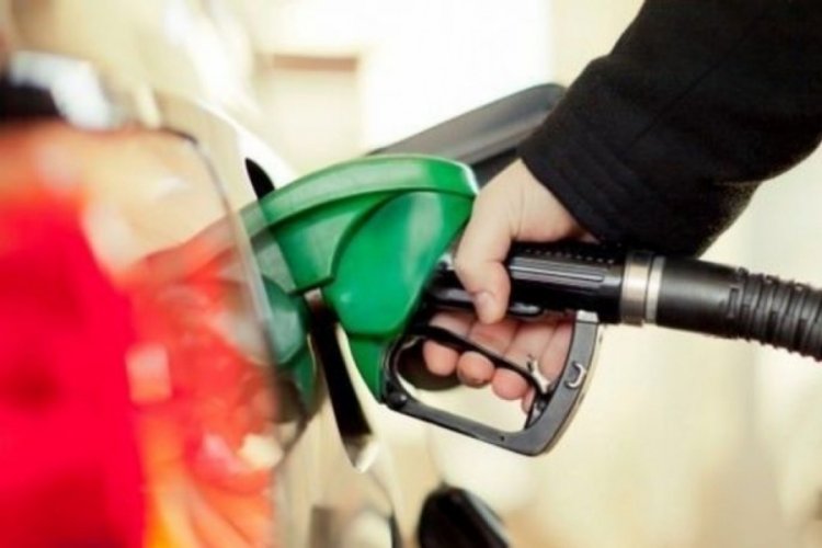 Motorine zam geldi Döviz kuru ve petrol fiyatlarındaki hareketlilikler benzin ve motorin fiyatlarına