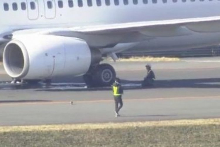Havalimanında korku dolu anlar: İniş sırasında lastiği patladı Japonya’nın başkenti Tokyo’da bulunan Haneda Havalimanı’nda facianın eşiğinden dönüldü. Japon