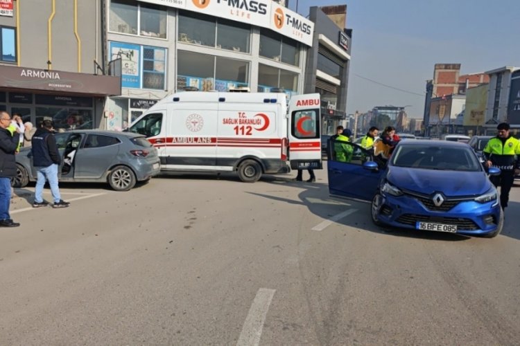 Bursa’da 2 otomobil çarpıştı: 2 kişi yaralı İsmail Ö. (25) yönetimindeki 35 GA 0866 plakalı otomobil, Mahmudiye