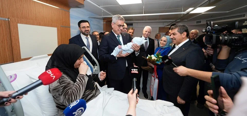 Bakanlardan İstanbul ve Ankara’da yeni yılın ilk bebeklerine ziyaret Yeni yılın ilk dakikalarında dünyaya gelen bebekler ailelerini sevince boğdu.