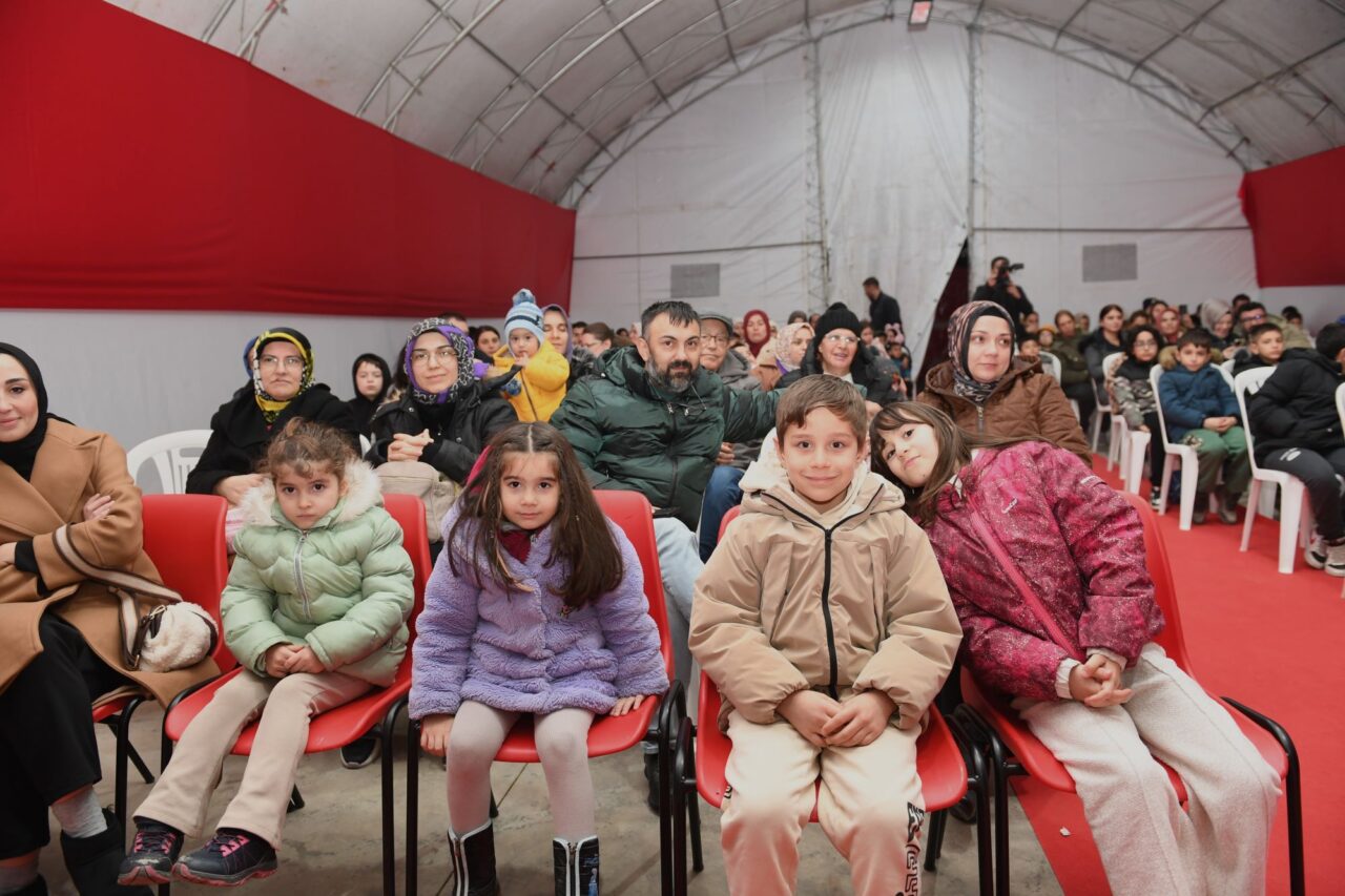 Osmangazili çocuklar yarıyıl tatilini sanatla geçiyor Yunuseli Pazar Alanı’nda bulunan Çadır Kültür Sanat Merkezi ve Kütüphanesi’nde,