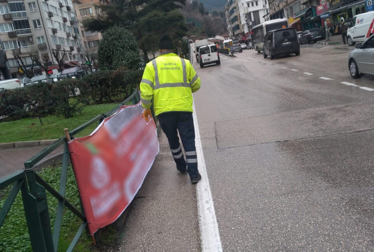 Bursa Büyükşehir’den izinsiz afişlere geçit yok Bursa’da altyapıdan üstyapıya kadar birçok konuda çalışmalarını sürdüren Büyükşehir Belediyesi,