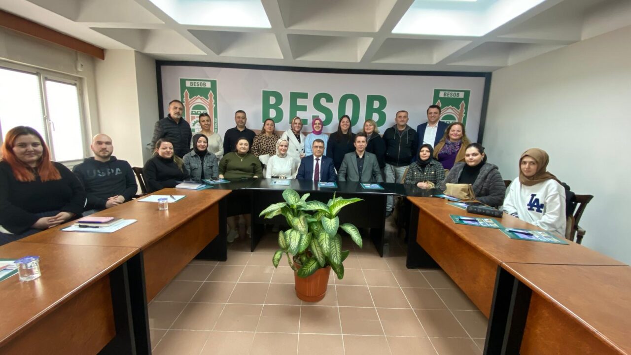 Bursa Büyükşehir’den BESOB yönetici ve personeline eğitim Bursa Büyükşehir Belediyesi, kurum içi personele yönelik periyodik olarak düzenlediği