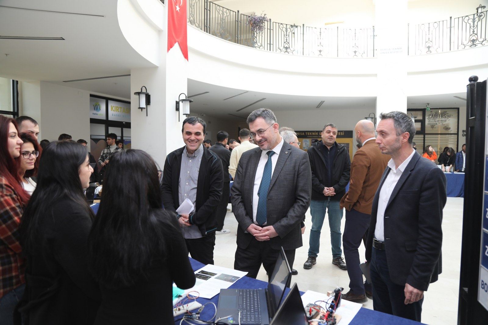 BTÜ Öğrencilerinden Yenilikçi Mühendislik Projeleri BTÜ Mühendislik ve Doğa Bilimleri Fakültesi Elektrik ve Elektronik Mühendisliği