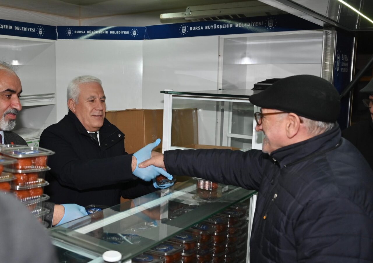 Başkan Bozbey’den Regaib Kandilinde tatlı ve lokma ikramı Üç ayların başlangıcı, Ramazan ayının müjdecisi olan Regaib Kandili‘nde Bursalılar