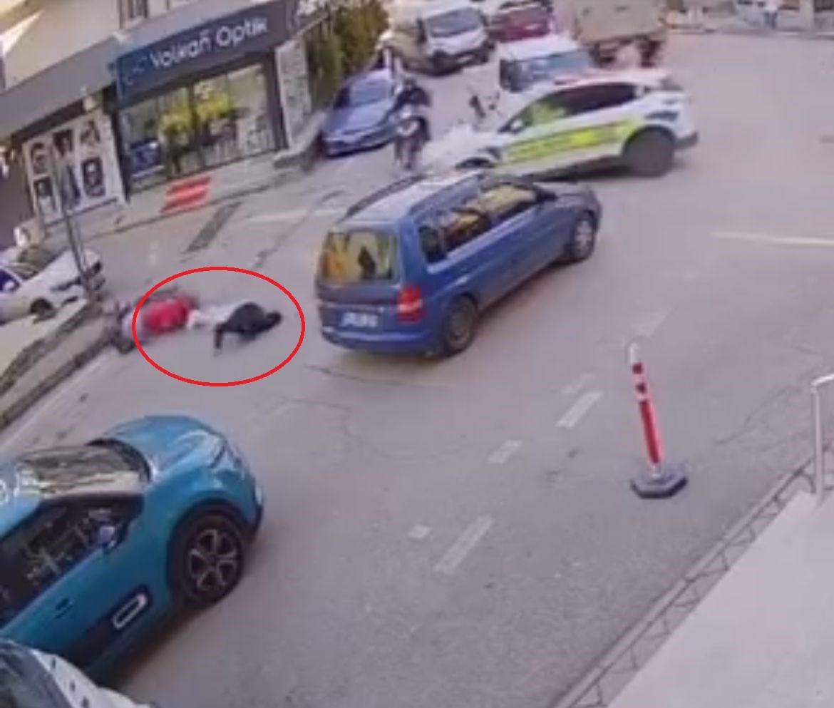 Bursa’da polisten kaçtı kazaya karıştı! Bursa’nın Yıldırım ilçesi Değirmenönü Mahallesi’nde motosikletli bir sürücü, polis ekiplerinin