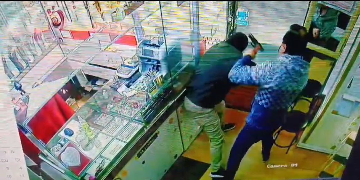 Bursa’da soyguna gitti dayak yedi! Bursa’nın Osmangazi ilçesi Gülbahçe Mahallesinde kuyumculuk yapan Tamer Ekim, dükkanda