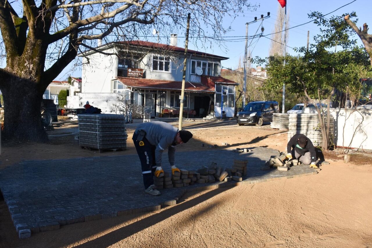 Gemlik’in yolları ve meydanları yenileniyor Belediye, kentin gelişen bölgelerinden Cihatlı’da ulaşımın daha kolay hale gelmesi