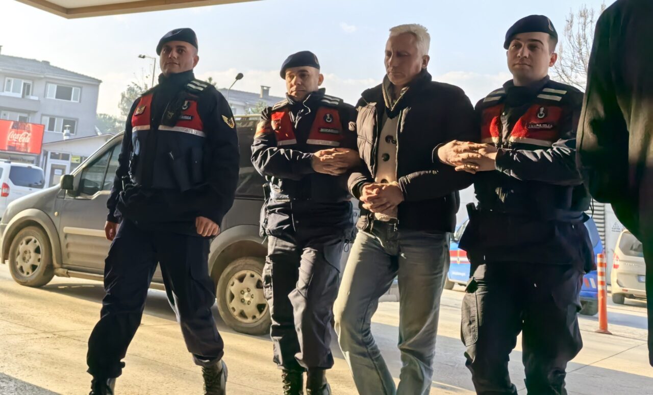İnegöl’de aranan şahsı sahte kimlik ele verdi İnegöl Jandarma komutanlığı İnegöl’ün Kulaca mahallesinde devriye atarken şüphelendikleri şahsı