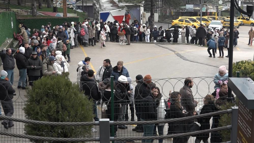 Uludağ’a çıkmak isteyenler metrelerce kuyruk oluşturdu Hafta sonu Uludağ’da, otelde konaklayanların yanı sıra günübirlikçilerin de gelmesiyle