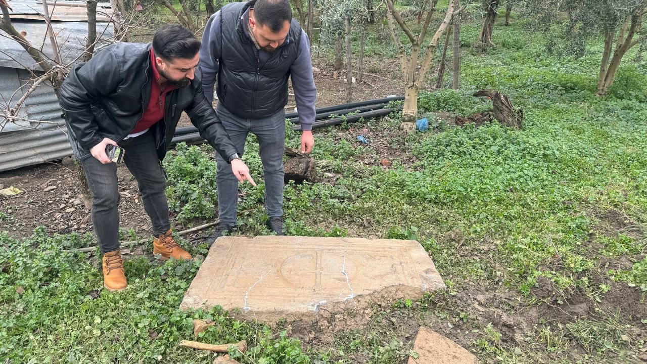 Bursa’da tarlayı süren çiftçi lahit buldu Dört medeniyete başkentlik yapmış tarihi kent İznik ilçesinde, çiftçinin pulluğuna