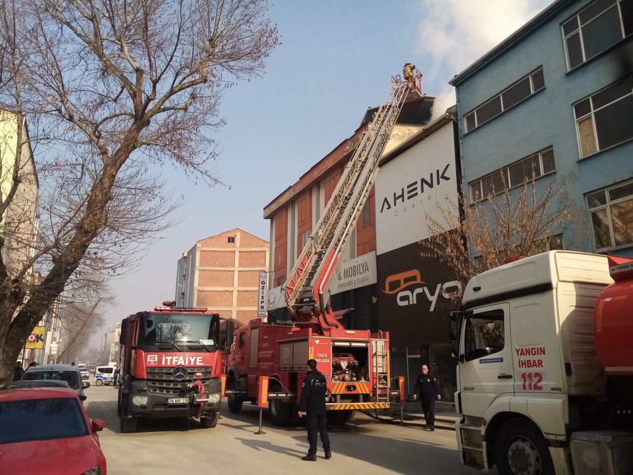 İnegöl’de mobilya imalathanesinde yangın… Yangın, saat 12.30 sıralarında Mahmudiye Mahallesi