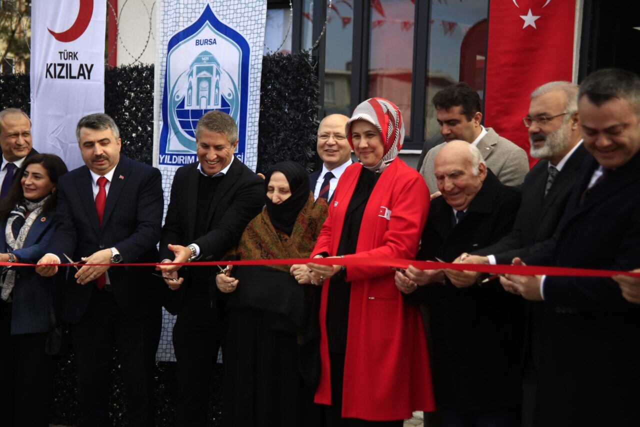 Türk Kızılay 45’inci aşevini Bursa’da açtı Bursa’daki yaşlı ve engelli ihtiyaç sahiplerine hizmet veren Emrah-Hatun Yılmaz