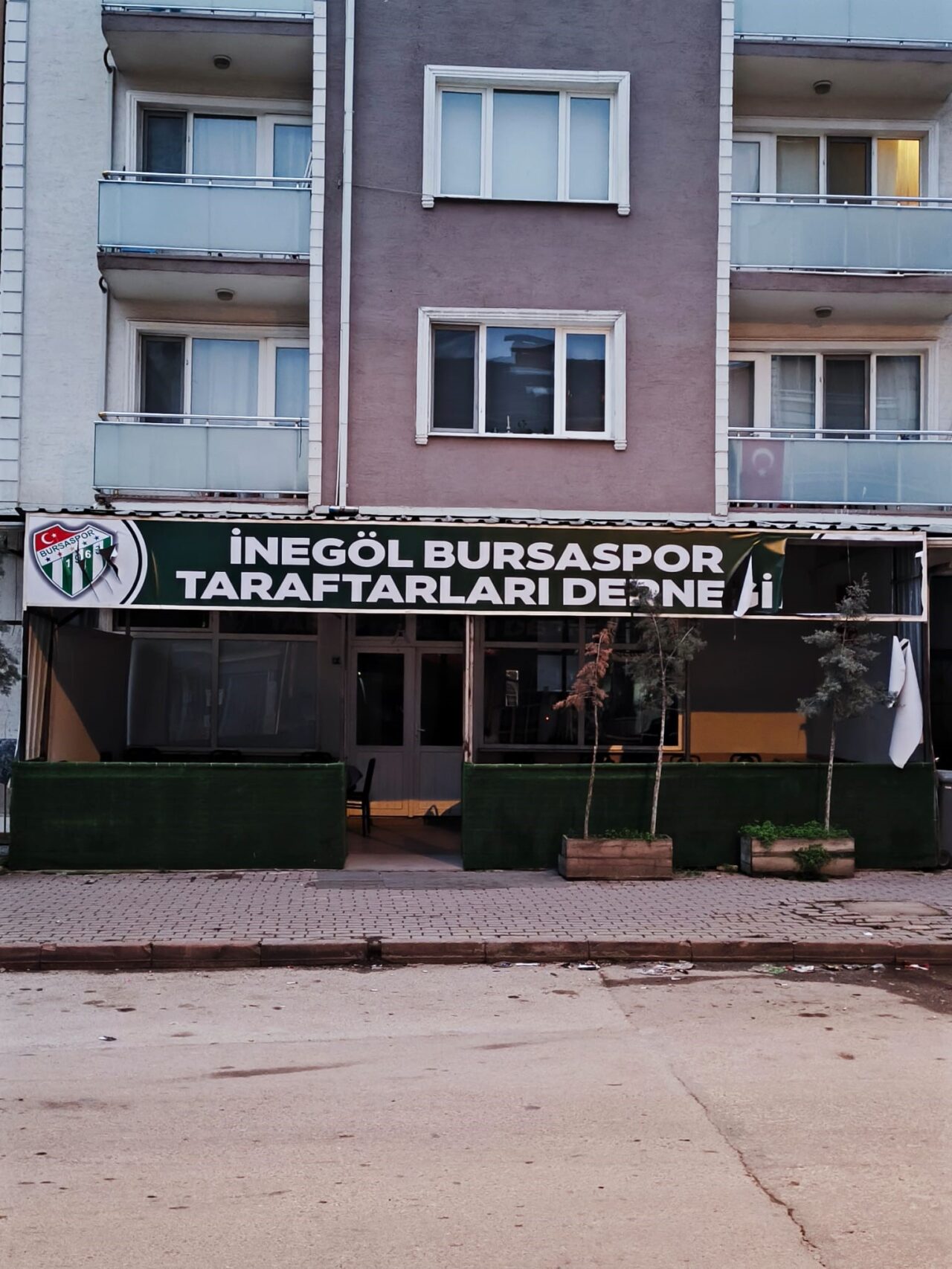 Bursaspor derneğine çirkin saldırı! Suçluların cezalandırılması için hukuki süreç başlattıklarını belirten İnegöl Bursaspor Taraftarları