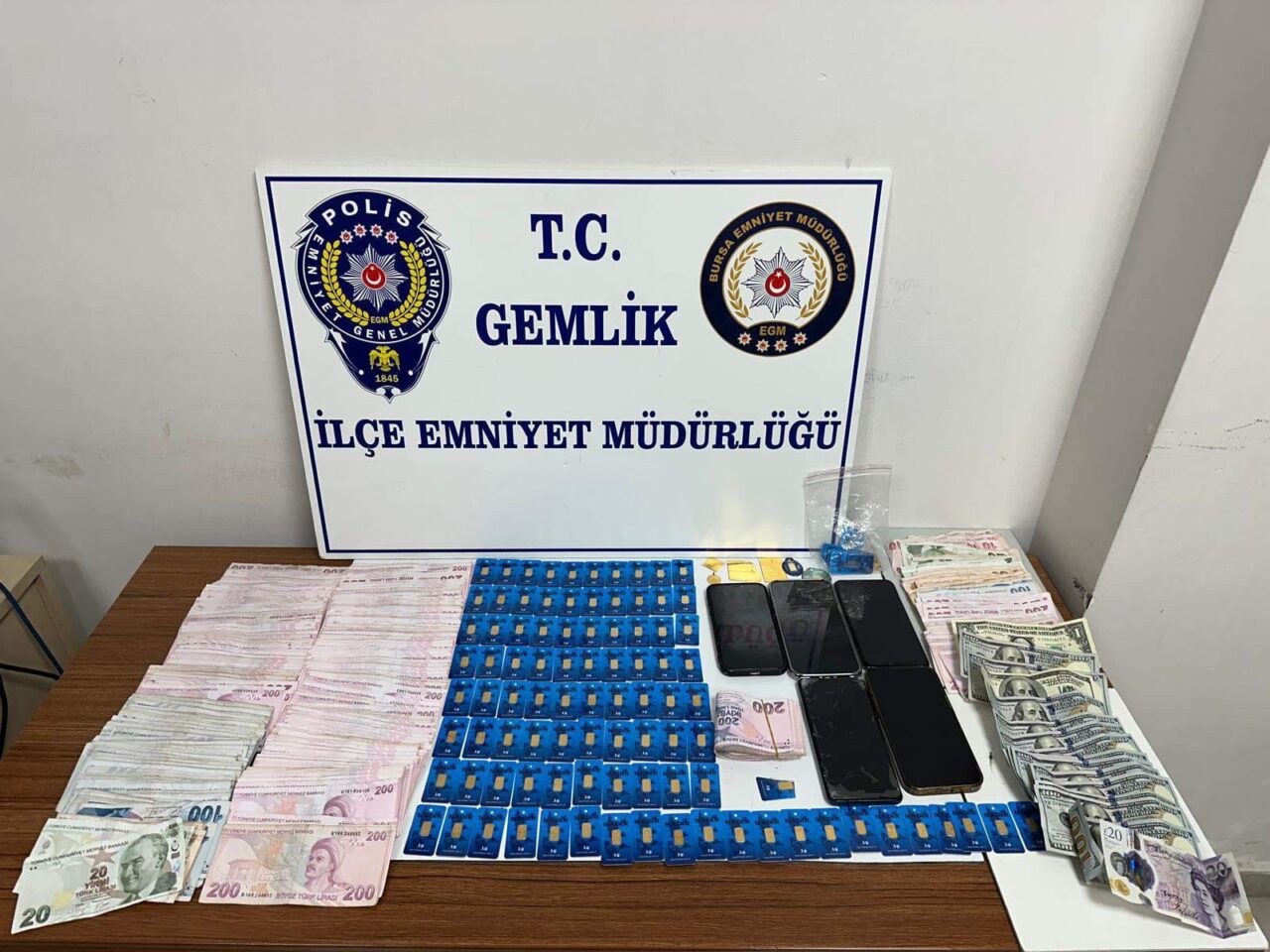 Bursa’da sahte altınları bozdururken yakalandılar! Gemlik’te sahte altın bozdurmak için kuyumcu kuyumcu gezen dolandırıcılar, Gemlik