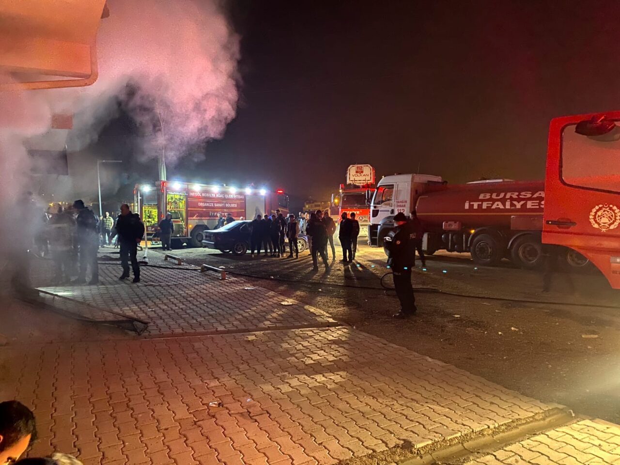 İnegöl’de market deposunda korkutan yangın Edinilen bilgiye göre, saat 21.00 sıralarında Akhisar Mahallesi 1. Malazgirt