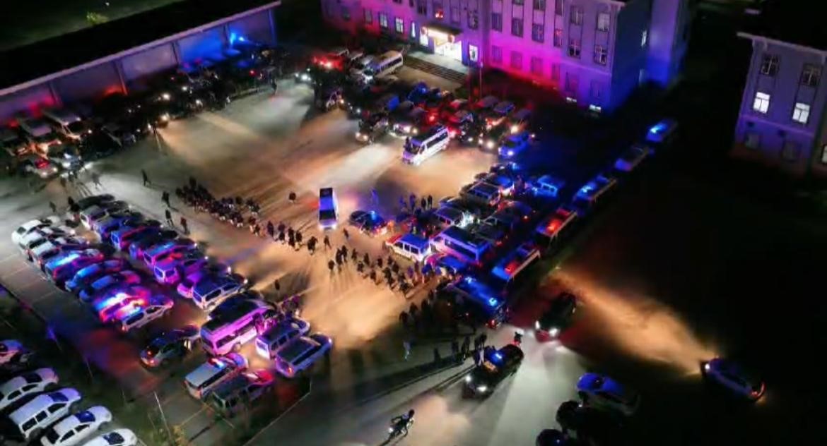 Bursa’da şafak operasyonu! ‘Kan emicileri temizleyeceğiz’ Bursa’da Gemlik Cumhuriyet Başsavcılığı koordinesinde şafak vakti uyuşturucu tacirlerine helikopter