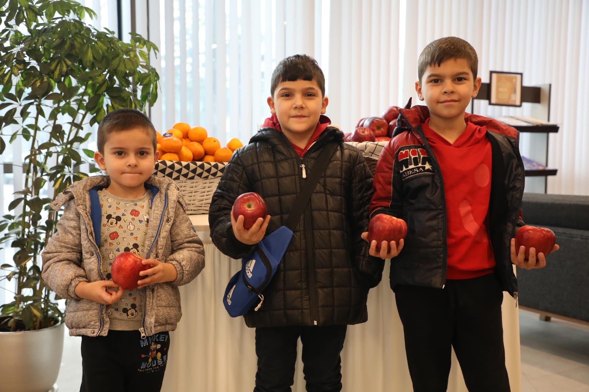 İnegöl Belediyesi’nden öğrencilere sınav öncesi vitamin ikramı! İnegöl Belediyesi’nin Nöbetçi Kitaphaneleri, hem modern tasarımları hem de sundukları