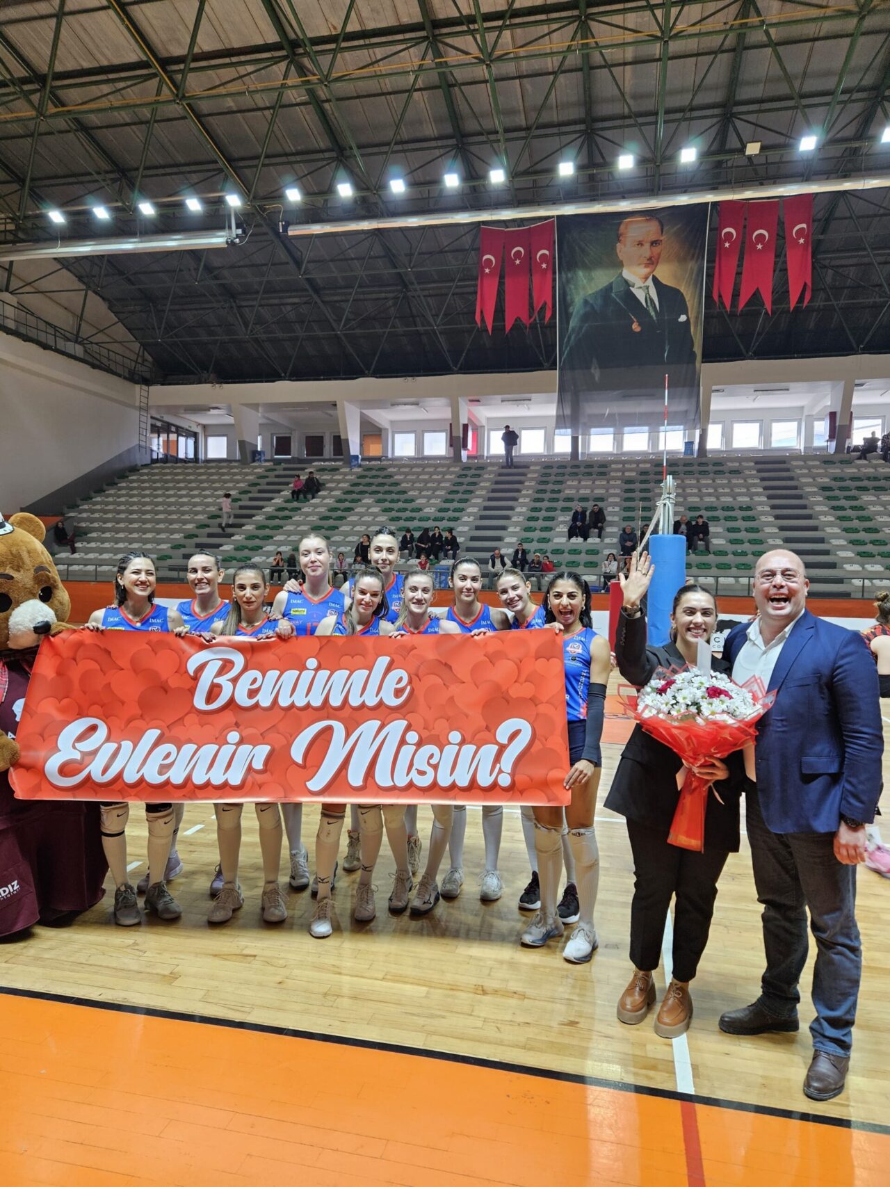 Bursa’da voleybol maçında sürpriz evlenme teklifi! Türkiye Kadınlar Voleybol 2. Ligi 9. Grup‘ta oynanan Mehmet Ege