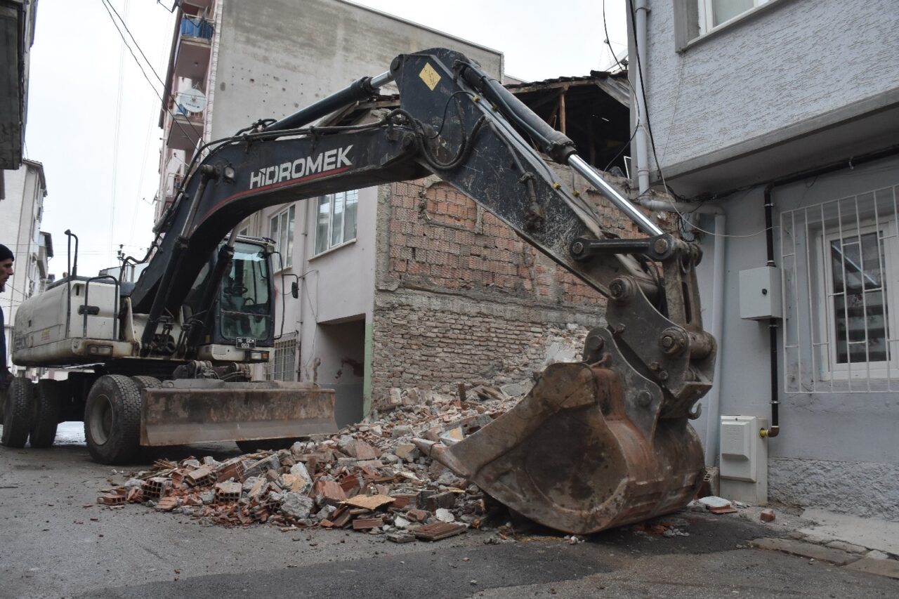 Gemlik’te metruk binalar bir bir yıkılıyor! Vatandaşlardan gelen talep ve şikâyetleri değerlendirmeye alan belediye ekipleri, Eşref