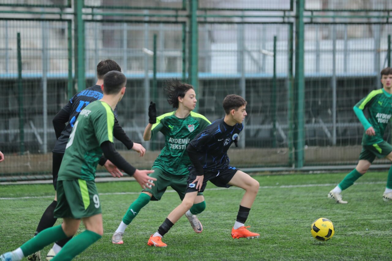 Gemlik Belediyespor farklı galip! U16 liginin dikkat çeken takımı Gemlik Belediyespor, durdurulamıyor. Sahasında ve