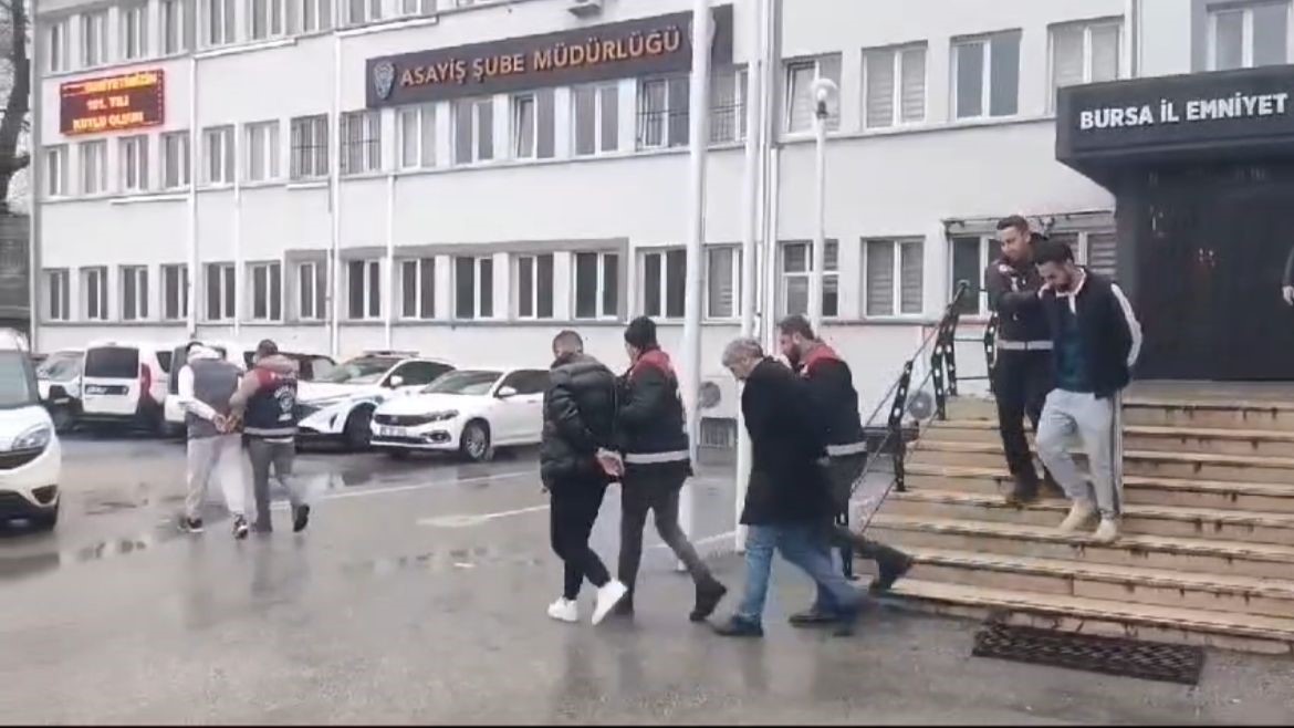 Bursa’da yaşlı kadını dolandıran şahıs alem yaparken yakalandı! Bursa‘nın Osmangazi ilçesinde oturan 61 yaşındaki Gül K., kendisine yabancı
