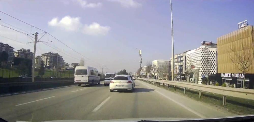 Bursa’da trafik magandalığı: Kameraya yakalandı Merkez Nilüfer ilçesi İzmir Yolu Caddesi üzerinde meydana geldi. Sürücüsü