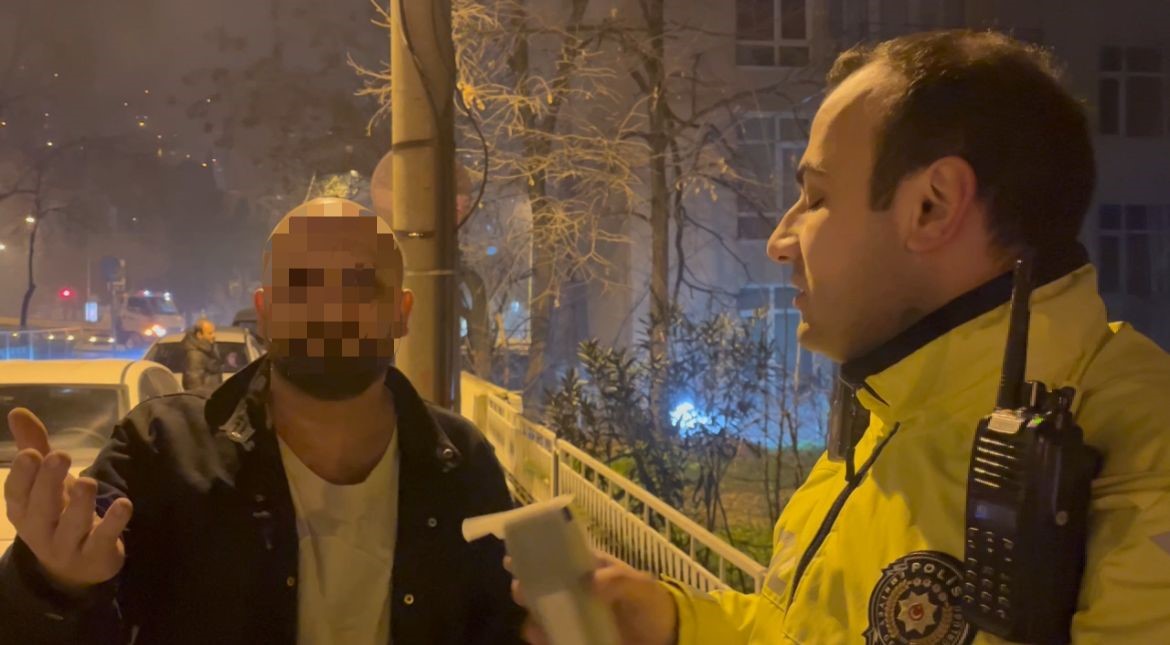 Bursa’da alkollü şahıs gazeteciyi tehdit etti! Bursa‘da uygulama yapan trafik ekiplerine yakalanan sürücü, polislerin meslektaşı olduğunu,