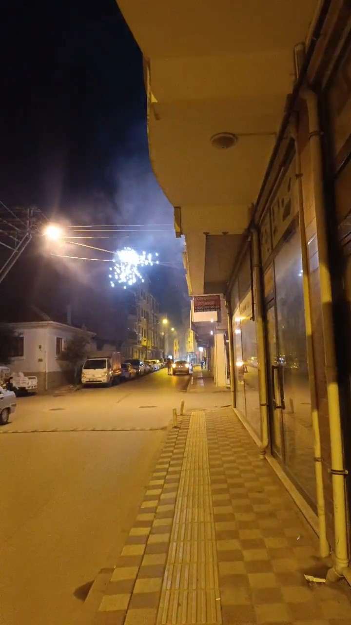 Bursa’da elektrik telleri sokağı aydınlattı! Bursa‘nın Karacabey ilçesinde gece saatlerinde gerçekleşen olayda, kıvılcımların etkisi sokak