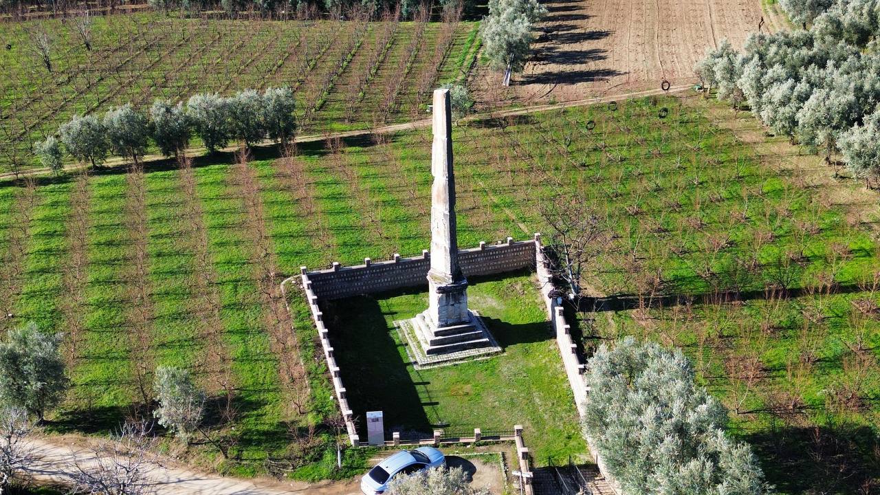 İznik’teki şeftali bahçesinde 2 bin yıllık dikilitaş İznik’te UNESCO geçici miras listesinde bulunan Roma dönemine ait mezar