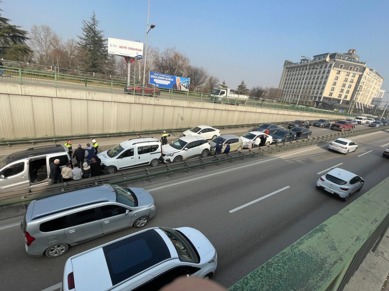 Bursa’da zincirleme kaza! 7 araç bir birine girdi Bursa’da zincirleme kaza! 7 araç bir birine girdi Kaza, merkez