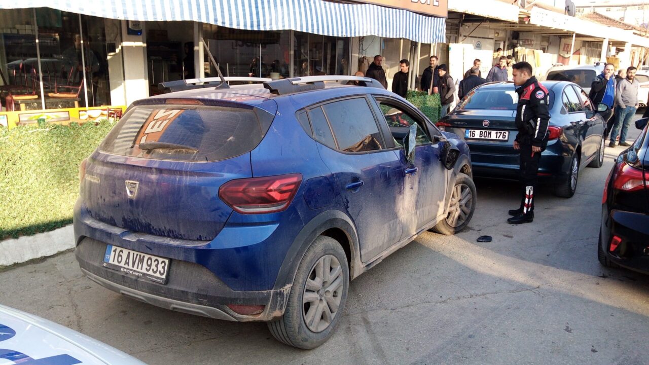 Bursa’da alacak verecek kavgası: 1 yaralı! Olay, saat 15.30 sıralarında Mahmudiye Mahallesi Sanayi Zafer Caddesi’nde meydana