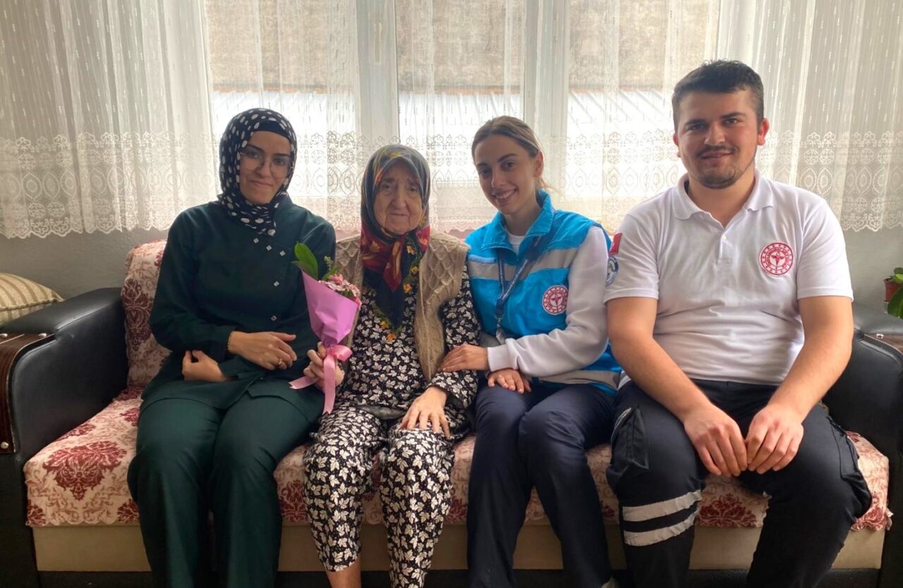 Bursa’da 14 bin hastaya 89 bin kez evde bakım ziyareti Tıbbi bakım ihtiyacı olan bireylere evinde ve aile ortamında, muayene,
