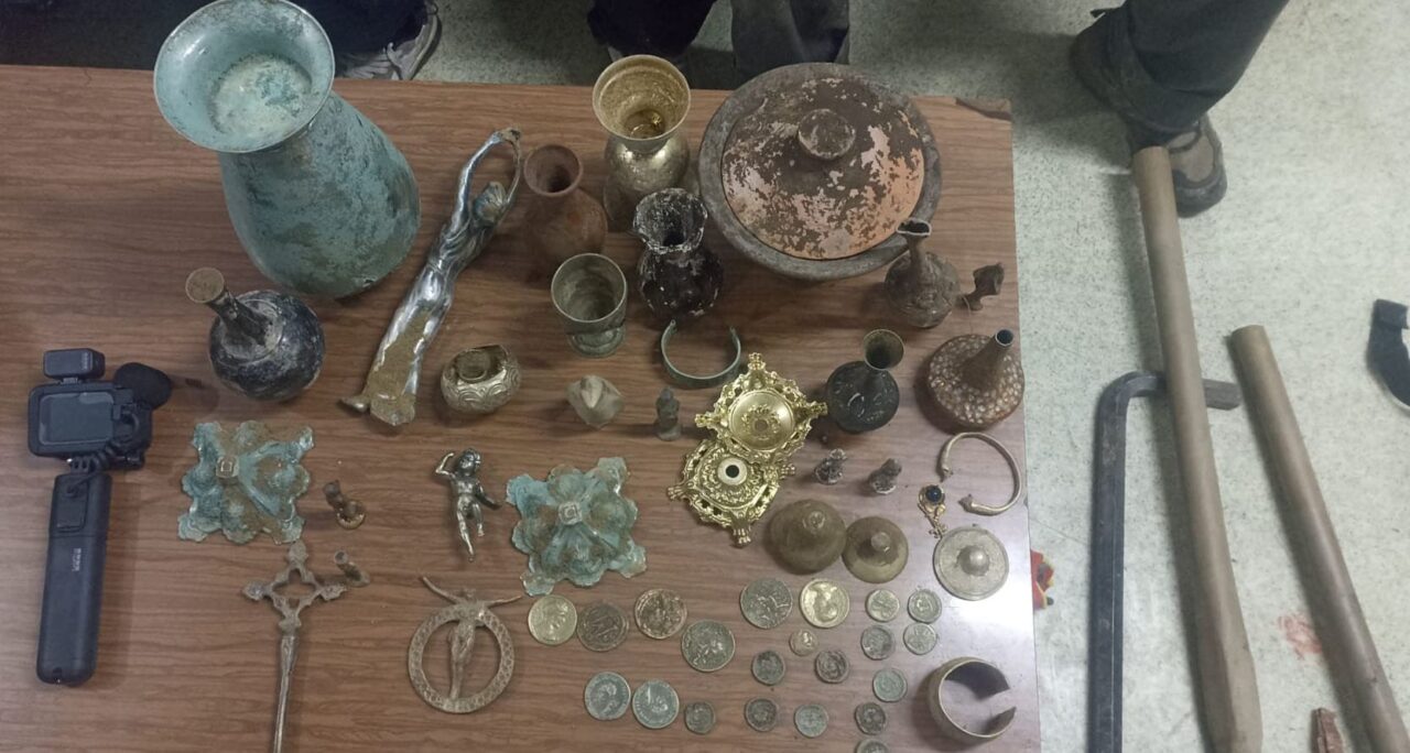 Bursa’da tarihi eser kaçakçılarına geçit yok Bursa’nın Orhaneli ilçesi Kurtoğlu mevkiinde kaçak kazı yapıp tarihi eserleri