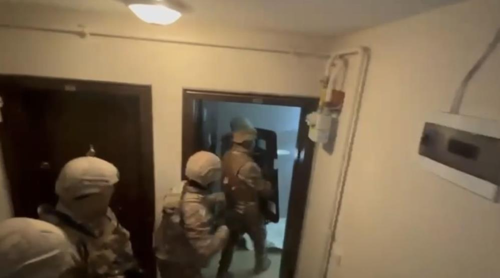 Bursa’da firari hükümlülere operasyon! Bursa Asayiş Şube Müdürlüğüne bağlı ekipler, aranması olan şüphelilere yönelik