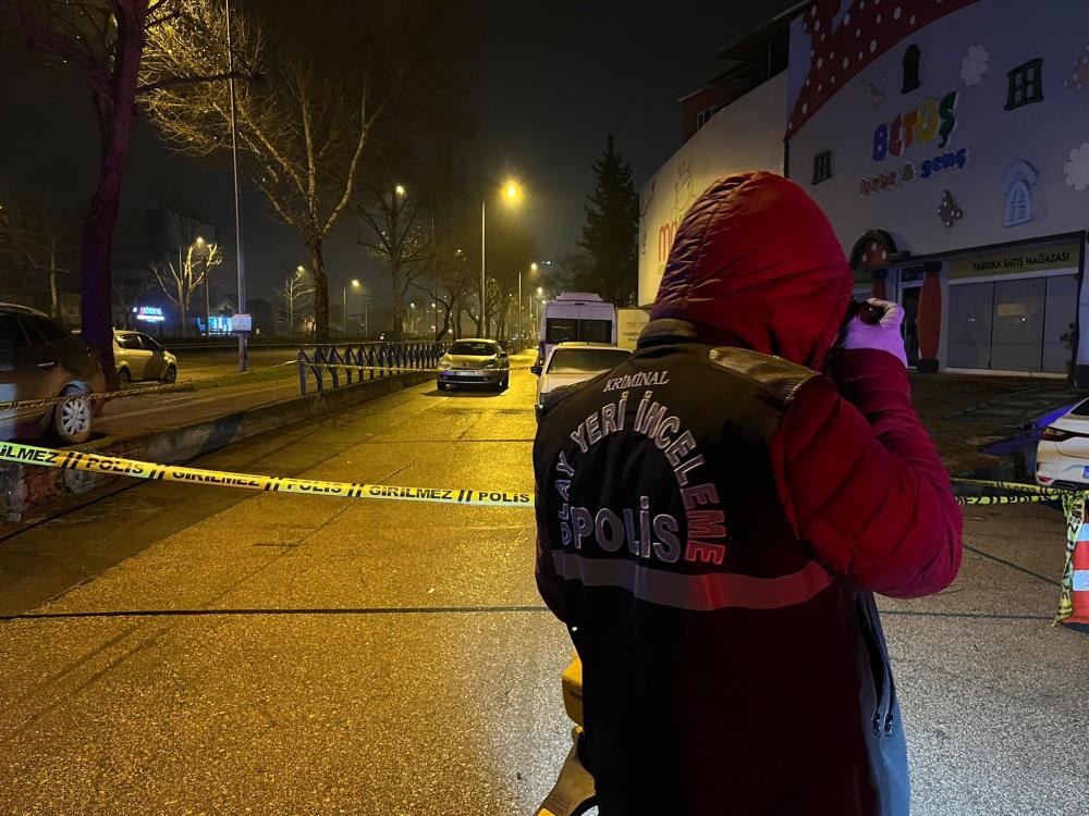 Bursa’da gece yarısı silahlı saldırı: 2’si ağır 3 yaralı Olay, merkez Nilüfer ilçesi Esentepe Mahallesi’nde meydana geldi. Edinilen bilgiye