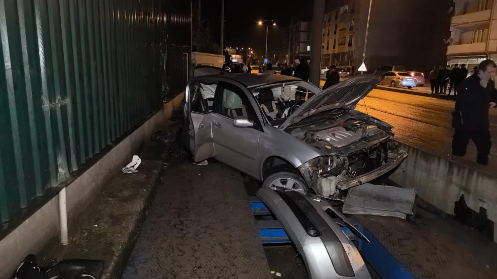Bursa’da bıçaklı kavga sonrası kaçarken kaza yaptılar: 1 ölü, 2 yaralı Olay, saat 23.00 sıralarında İnegöl’ün kırsal Yeniceköy Mahallesi’nde faaliyet gösteren