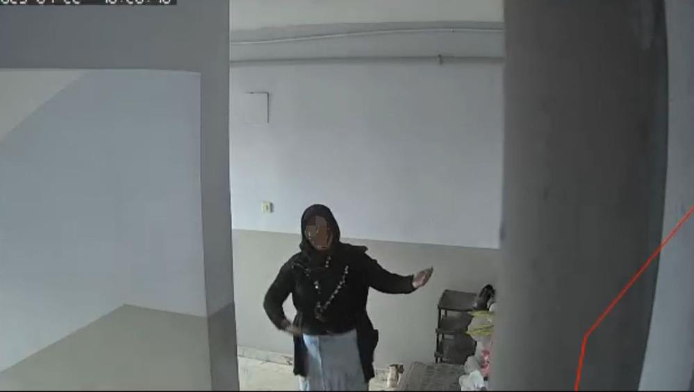 Bursa’da gizemli kadın kamerayı görünce göbek attı Olay, İnegöl ilçesi Alanyurt Mahallesi’nde bulunan bir sitede meydana geldi.