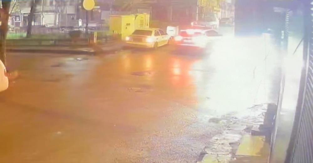 Bursa’da alkollü sürücü polis aracına çarptı Olay, merkez Osmangazi ilçesi Altıparmak Mahallesi’nde meydana geldi. Bursalı Tahir