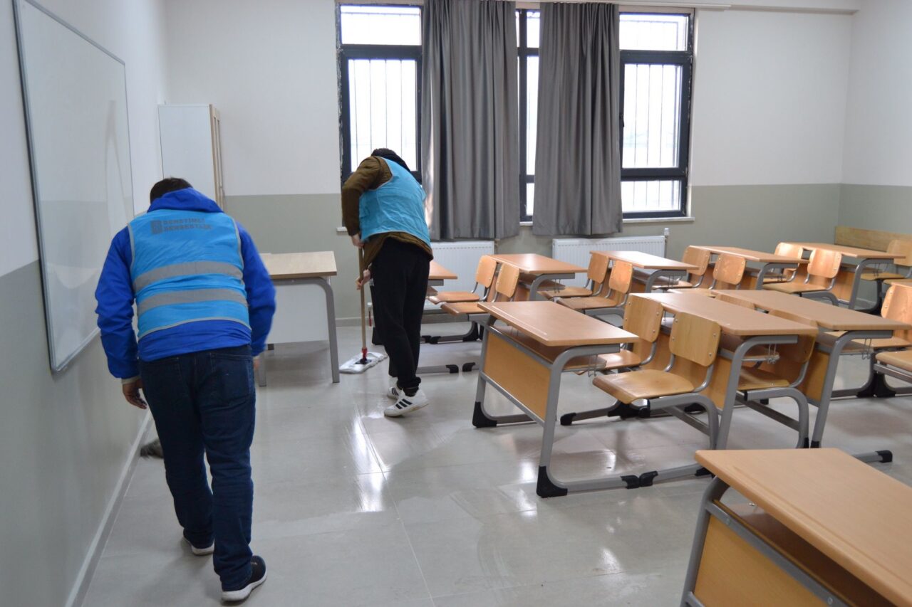 Bursa’da okulları ikinci yarı yıla denetimli serbestlik hükümlüleri hazırlıyor Bursa’da okulları ikinci yarı yıla denetimli serbestlik hükümlüleri hazırlıyor… Bursa